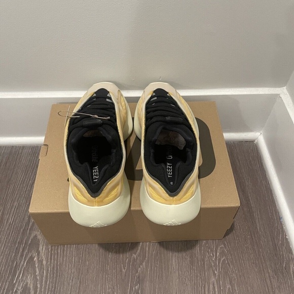 Adidas Yeezy 700 V3 Mono Safflower - Picture 3 of 5